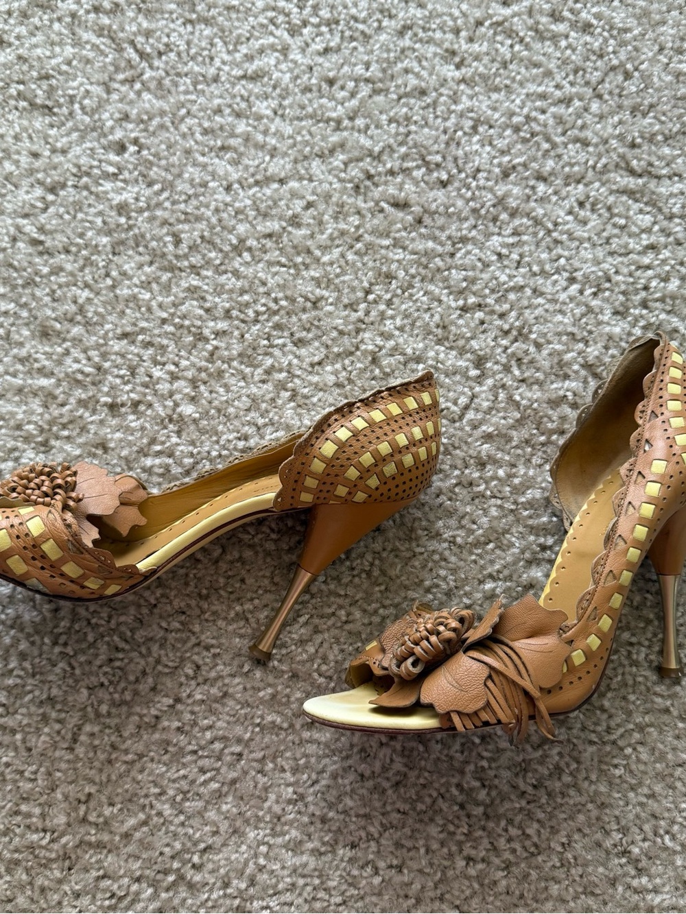 BCBG Max Azria Leather Floral Peep Toe Heels Brown Gold Laser Cut Pumps 8.5 HTF - Picture 4 of 11